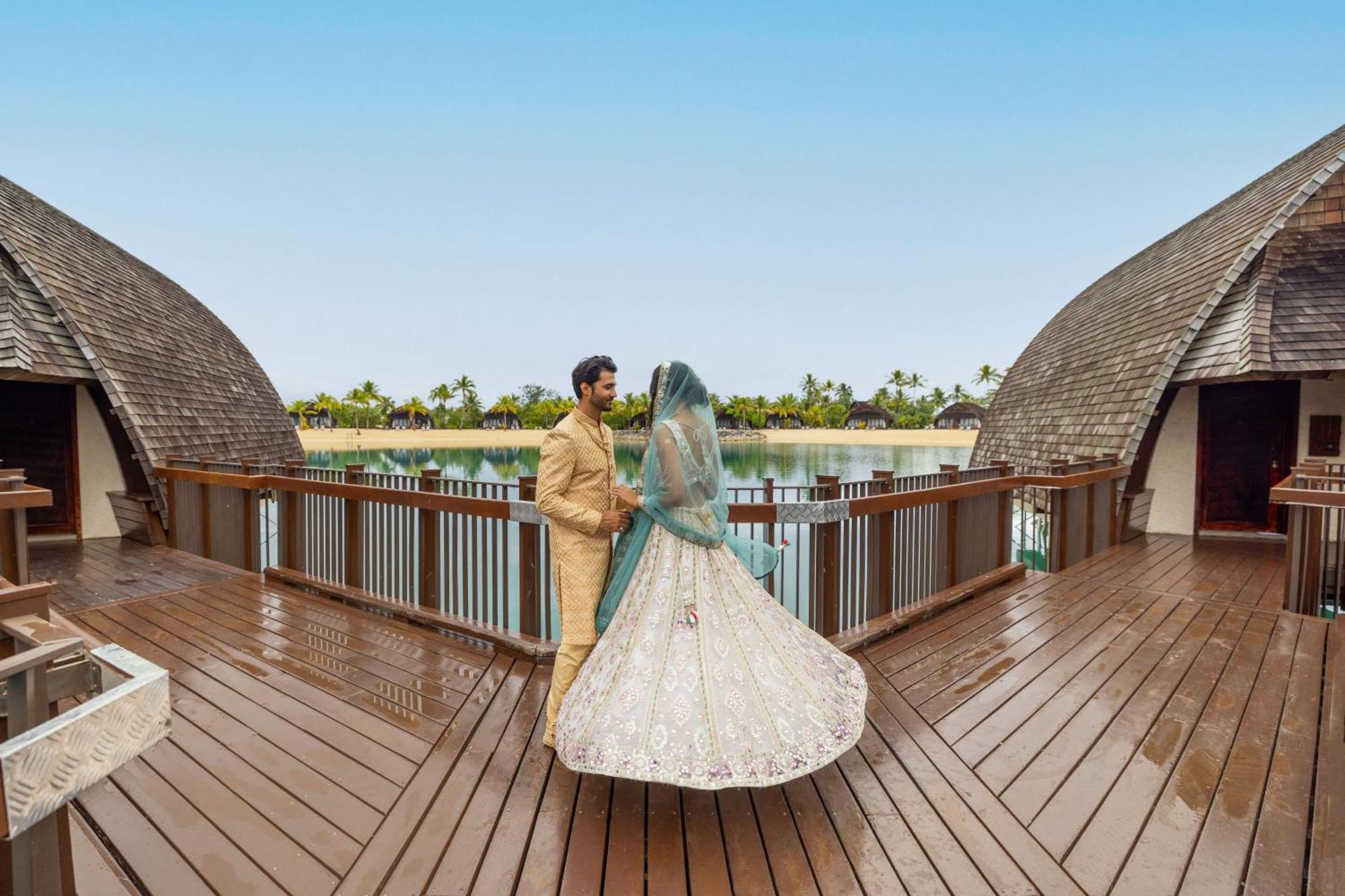 斐济莫米湾万豪度假酒店 Momi 外观 照片 A couple at the Oberoi Beach Resort, Dubai